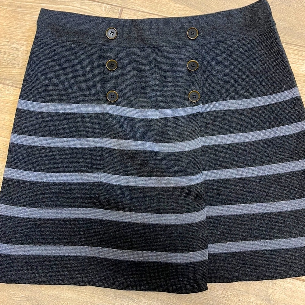 Woman skirt size medium color gray